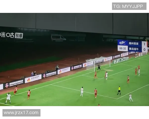 足球比赛冷门频现强队失利引发球迷热议与反思